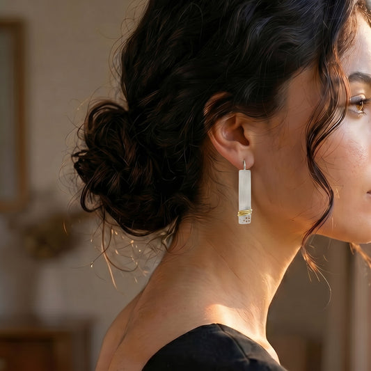Eşik iki renkli gümüş küpe – el yapımı minimalist tasarım detayı