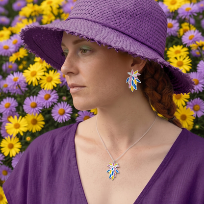 Aster Küpe - model üzerinde, arka planda aster çiçekleri (Aster Kolye ile birlikte)