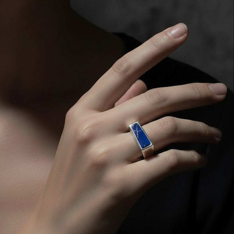 Lapis Lazuli Anıt Yüzük – Koyu arka planda elde kullanım görünümü, siyah kıyafetle