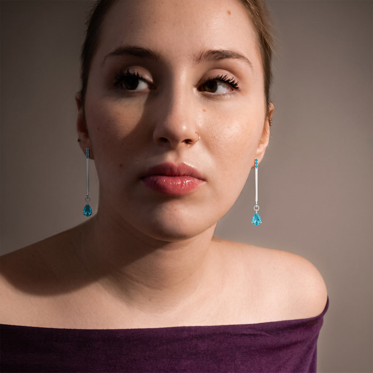 Model wearing blue drop earrings, front view – minimalist earrings approx. 4 cm long
